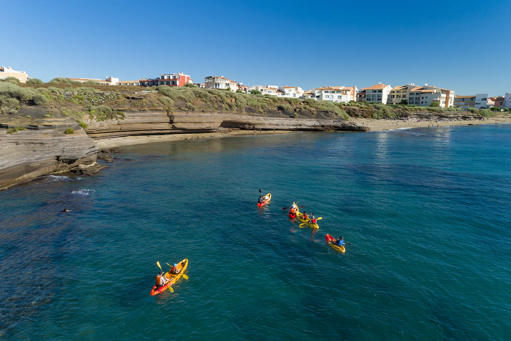 Kayaks sur la mer au pied de la côte rocheuse du Cap d’Agde.