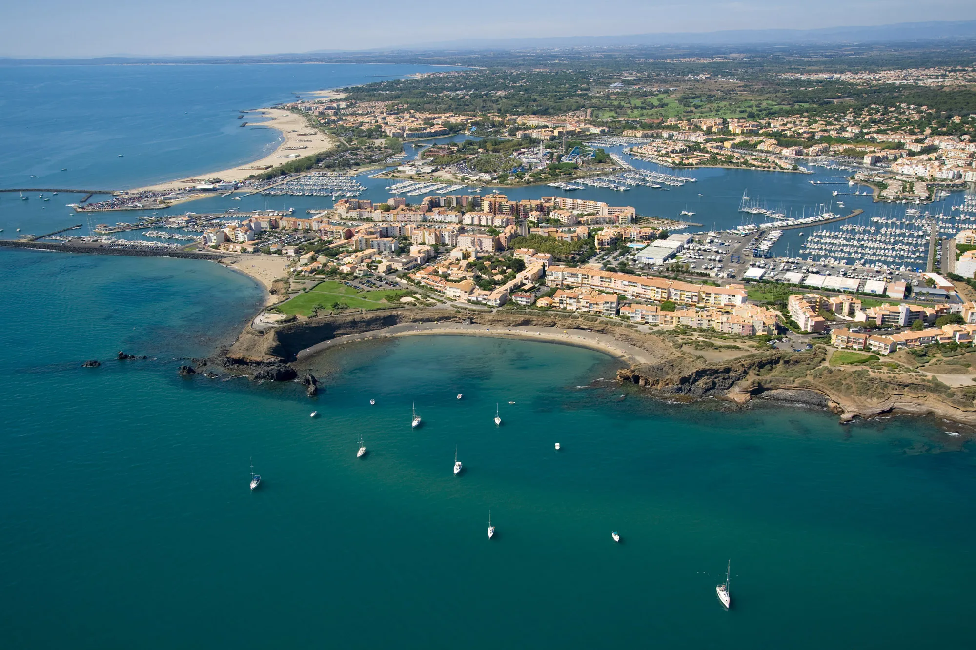 Vue aérienne du littoral, des plages et du port du Cap d’Agde.