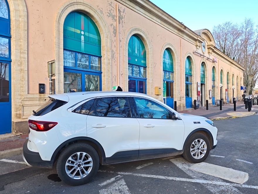 Ford blanche de Salim stationnée devant la gare SNCF d’Agde.